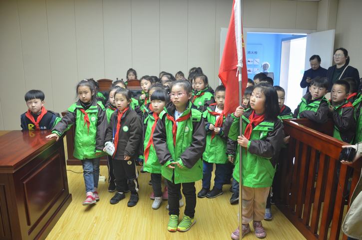 镇江市中山路小学大禹山校区学生来我院进行法治教育